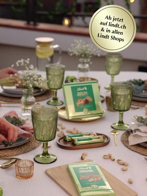 Für lange Abende und besondere Genussmomente: Lindt Dubai Style Chocolade 💚🍫 Lass dich von der köstlichen Kombination aus zartschmelzender Lindt Schokolade, edlem Pistazienmark, knusprigem Kadayif sowie Pistazien- und Mandelkrokant verzaubern. #lindt #lindtdubaistylechocolade #dubaichocolate 