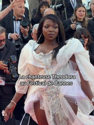 La chanteuse Theodora sur le tapis rouge, après sa reprise des Beatles lors de la cérémonie d’ouverture avec Oklou #cannes2026 #onregardequoi #redcarpet 