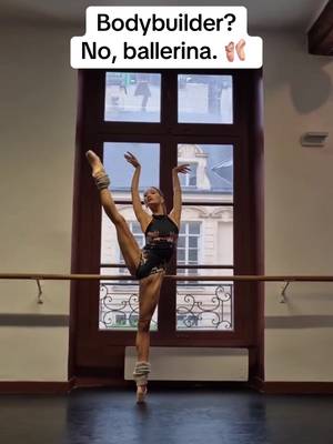 👏  #ballet #ballerina #strength #bodybuilding #womenssports  (via marlypoesie/IG & zuza_balerina/IG) 