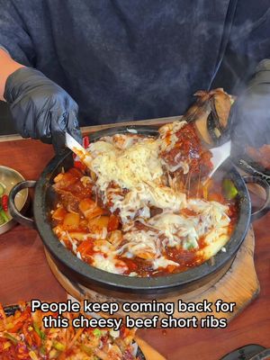 People keep coming back for these cheesy beef short ribs 👀🔥 Jong Ro Shul Lung Tang in Garden Grove is one of those hidden gems worth knowing about if you’re craving authentic Korean food. Their soup selection and tofu soups are some of my favorites in Orange County — rich, comforting, and full of flavor. And don’t leave without trying the sizzling mackerel fish 🐟🔥 If you’re in the area, definitely pay them a visit. 📍 8942 Garden Grove Blvd Ste 114, Garden Grove, CA 92844