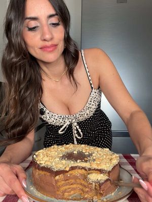 Tarta de la abuela versión chocolate 🍫  Se me ha ocurrido versionar la tradicional tarta de la abuela y ha quedado espectacular 😍 🗒️ INGREDIENTES: -1 litro de leche entera -200g de tableta de chocolate negro  -4 yemas de huevo -60g de maicena -60g de azúcar (cantidad al gusto) -1 cucharada de cacao en polvo -Galletas -Leche para mojar Cobertura: -200ml de nata liquida para montar -200g de chocolate negro -1 cucharadita de mantequilla  *He utilizado galletas redondas porque solo tenia un molde redondo, pero si lo hacéis en una fuente cuadrada o rectangular con galletas cuadradas o rectangulares, os irá mejor para cubrir todos los huecos. #recetascaseras #recetasfaciles #tarta #postre #chocolate 