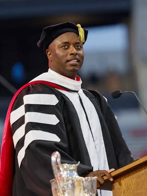 “You never know what situation you’re in, good or bad, that could lead to an opportunity later in life. Every stop in your life has a benefit or a lesson you can learn from.” DJ Shockley, highly awarded former @Georgia Football and @Atlanta Falcons quarterback and Emmy Award-winning sports director for @FOX 5 Atlanta, spoke to the Class of 2026 about navigating change — both expected and unexpected — as the keynote speaker during the spring undergraduate Commencement ceremony!