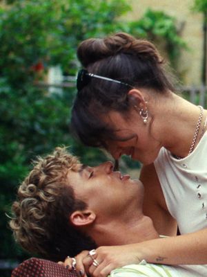 Hvordan holder man fast i den ægte kærlighed, når man først har fundet den? Culpa Tuya: London kommer på Prime Video den 17. juni.