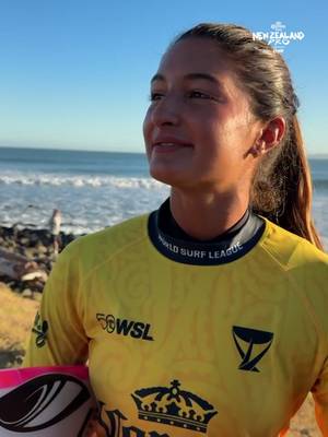 VEIO AÍ! Combinou muito, né? 💛 Lulu vestindo a lycra amarela de N°1 do mundo, pela primeira vez 🤩 #WSLBrasil