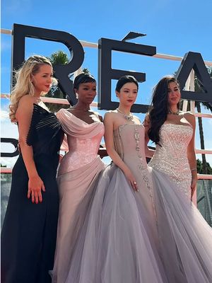 Before the red carpet, @Chantal Janzen, @Ajanaomi_king, Ye Zhou and @Yasmine Sabri. Our L’Oréal Paris ambassadors are sharing a moment together 💫 #lorealparis #cannes2026 