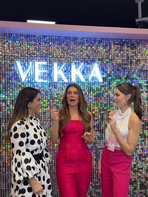 Acharam mesmo que não ia ter conteúdo da gente no evento da Vekka? 👀 Foi um dia incrível, com muitas creators, troca, conexão com a marca e vários produtinhos novos para elas conhecerem de perto. E assim como a @vickycampagnolo e a @kelly falaram sobre a expectativa da marca em trabalhar com a Comu, a nossa também está altíssima. Que venham muitas vendas e muitos encontros por aí. 💜 #TikTokShop #TikTok #Comu #Afiliado