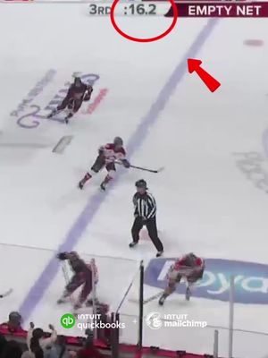 Après ce moment clé du match présenté par @QuickBooks , comment ne pas être là samedi ? 💁‍♀️ After this play of the game, how could you not be there on Saturday? @nicolegosling #pwhl 