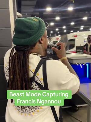 NFL legend and photographer Marshawn Lynch getting shots of Francis Ngannou as he arrived for his match against Philipe Lins for the Ronda Rousey vs. Gina Carano Fight Card. 📷 [via @NetflixSports] #mma #francisngannou #marshawnlynch #netflix 