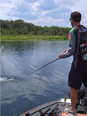 This 7-pounder hit right in front of the boat for Cole Floyd at Heavy Hitters. It bit at the close of Period 3. There’s nothing wrong with a giant at the buzzer!  @Kubota Tractor Corporation @bassproshops #floridabassfishing #ocalamarion #otangelake #buzzerbeater #highlight 