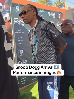 Snoop still running it up and drawing a crowd at the @Tailgate Beach Club in Las Vegas 🔥🎰 #rap #music #snoopdogg #guys #men