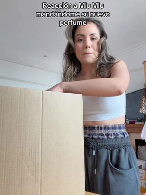 Contexto: es de MIU MIUUUU 🥹 ya se viene videito cool para poder hacer el unboxing de la botella, pero muchas gracias @Miu Miu por este regalo 🩵 #unboxing #chile 