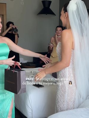 Estaba muy nerviosa por su reacción y esto pasó 🥹🤍  Mi mejor amiga se casa y le quise regalar los aretes para el día de su boda. Ella quiso que se lo diera el mero día. Yo al principio no quise, sentí mucha responsabilidad. Le dije “Y si no te gustan? Y ella responde“me conoces mejor que nadie”. Acepté con mucho nervio y al final fue la mejor decisión y mandato que me pudo dar jaja