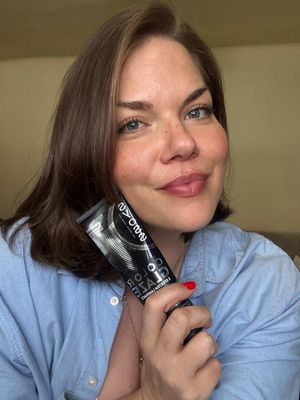 Vyskúšala som nový @syoss.official Color Glaze glossing toner. Moje vlasy boli hneď hľadšie, lesklešie a pôsobili zdravšie! Trvalo to len 5 minút. Za mňa super produkt!  . . .  I’ve tried the new Syoss Color Glaze and my hair was instantly shinier, smoother and looked healthy and strong. The best thing, it takes only 5 mins!! 10/10 for me!!!  . . . . #syoss #syosscolorglaze #youintensified #trndprojekt #spolupraca @trnd_cz_sk 