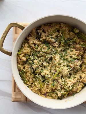 BABE ON A BUDGET: EXPRESS | MEAL 1 ⏱️⏱️🧚🏼‍♀️🧚🏼‍♀️🩷🩷 CREAMY SAUSAGE ONE POT ORZO 🍴 4 portions ⏰ 35 minutes  Store cupboard essentials: Oil, Minced Garlic, Dried Parsley, Mixed Herbs, Salt & Pepper, Veggie Stock, Dijon Mustard Ingredients: 1 x Red Onion 8 x Veggie Sausages 1tbsp Garlic 1tsp Dried Parsley  1tsp Mixed Herbs Salt & Pepper 100g Frozen Peas 120-150g Tenderstem Broccoli 250g Orzo 600-700ml Veggie Stock 100ml Double Cream 1tsp Dijon Mustard 50g Grated Cheese Juice of 1 Lemon To Make…  🫛 Finely dice red onion & fry off in some olive oil.  🫛 Once soft, de-skin the veggie sausages & add into the same pan. Break into pieces with the back of a spoon and brown off.  🫛 When the onions are soft and the sausages have browned, add minced garlic and cook for a further minute.  🫛 Add frozen peas & sliced up tenderstem broccoli to the mix before adding dried orzo. 🫛 Cover with veggie stock - leaving around 100ml behind. 🫛 Bring to a simmer and cover for 15-20 minutes, giving everything a good stir every few minutes.  🫛 Once the orzo has cooked, season with mixed herbs, dried parsley and salt & pepper. Add dijon mustard and cream and give everything a good mix.  🫛 Add the lemon juice and stir through half of the grated cheese before topping with the rest.  🫛 Serve with dried parsley & enjoy !! XX 🫙Store in the fridge in an airtight container and reheat until piping hot.  🫙If freezing, store as separate portions. Thaw overnight & then gently reheat on the hob or in the microwave. Stir frequently, adding a little veggie stock or cream to loosen up the sauce. Serve with a squeeze of fresh lemon once piping hot!  #BabeOnABudget #BabeOnABudgetExpress 
