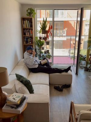 The ideal setup for a true homebody ☕️ You really can’t beat a comfy day on the @rove.lab sofa with a good book and a cup of coffee. #RoveLab #M1Sofa #gifted 