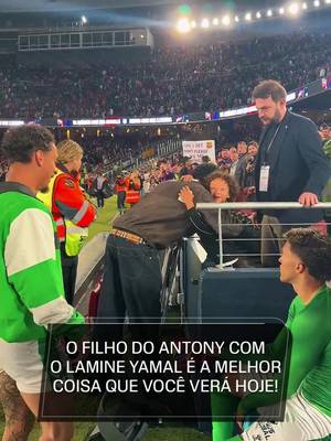 MOMENTO FOFURA! Essa foi a reação do filho do Antony ao ver o Lamine Yamal e receber um autógrafo do craque do Barcelona 🥰🥰🥰 ASSISTA à LALIGA pela ESPN no Plano Premium do #DisneyPlus! 🎥@realbetisbalompie #LALIGAnaESPN #Antony #Barcelona #Yamal