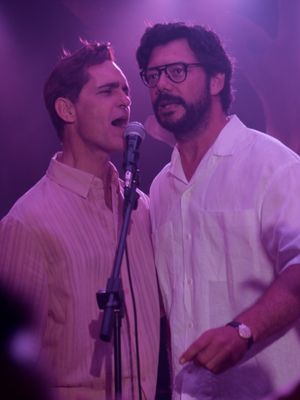 Já sabíamos que o Professor era um 10 a planear roubos, mas é um 12 no karaoke. #BerlinNetflix #netflix #oquever #seriestiktok #netflixpt
