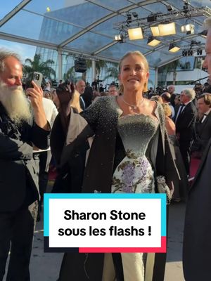 Sharon Stone fait son entrée au Festival de #cannes2026 #onregardequoi #redcarpet 