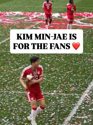 Kim Min-jae didn’t want to waste a beer, so sent it to the Bayern fans instead 👏 📹 X/chavunee