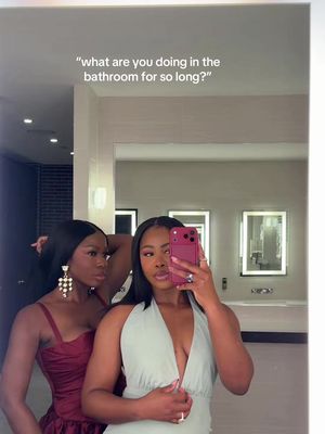 Oh nothing, just my girl politely throwing it back @Ife Iranloye 🤭 #toronto #fyp #girlsbathroomchronicles 