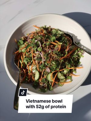 Vietnamese bowl with 52g of protein🥢 Packed with flavour, Vietnamese spice, saltiness and acidity, loaded with protein 👏🏼 This one is fresh, filling and SO easy to throw together. Serves 4 • 1kg 5% fat pork mince • 2 tsp fish sauce • 1 tbsp lemongrass paste • 1 large carrot, julienned • 1/2 red onion, thinly sliced • 1/2 cucumber, cut into moons • 1 cup bean sprouts (I forgot to film adding these 🤣) • 1 red chilli, sliced • 1 handful coriander, chopped • 1 handful mint, chopped • 1 tbsp fried shallots • 1 tbsp sriracha • Juice of 1 lime • Extra splash of fish sauce • Cracked black pepper 1. Pan fry the pork mince with the lemongrass, fish sauce and a generous grind of black pepper until golden and cooked through. 2. Let the mince cool slightly. 3. Add everything into a large bowl and toss well to combine. 4. Top with fried shallots, extra herbs, chilli and a squeeze of lime. 5. Serve as is, or with rice if you want to bulk it out for the family. Approx macros per serve (based on 4 serves): Calories: 430 Protein: 52g Carbs: 8g Fat: 20g #healthyrecipes #highproteinmeals #EasyRecipes #proteinpacked #weeknightdinners