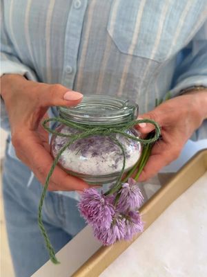 Who knew making your own infused salt could be this easy (and beautiful?) 🌸 My Chive Blossom Fleur de Sel is floral, a little oniony, and makes everything feel vaguely French countryside (which is always the goal tbh). Sprinkle this on eggs, roasted potatoes, avocado toast, grilled vegetables... or honestly anything that could use a tiny personality boost. Here's my recipe for Chive Blossom Fleur de Sel. You'll need: ½ cup flaky sea salt (Maldon or fleur de sel) ¼ to ½ cup fresh chive blossoms, rinsed and fully dried Snip the blossoms from the stems and break them apart with your fingers. Toss with the salt until fragrant and lightly tinted, then spread onto a parchment-lined tray and let air dry for 1 to 2 days, stirring occasionally. Make sure the blossoms are completely dry before you start or the salt will clump. That's it. Follow along because you do not want to miss part 2! #chiveblossoms #chives #DIY #hostessgift #fleurdesel