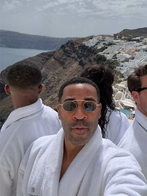 Does it not? … 😅 @igeeokafor @Amy Julliette Lefevre @John Philp  #santorini #greece #travel #fyp #foryoupage 