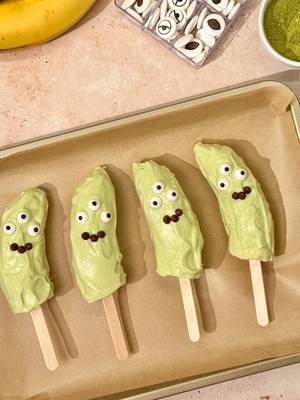 We are eternally grateful... for this recipe 👽💚 See Disney and Pixar’s #ToyStory5 in theaters June 19!  Alien Banana Pops 👉 3 Fresh Del Monte Bananas  👉 1 cup Greek vanilla yogurt 👉 1-2 tbsp Matcha powder 👉 18 candy eyes (3 per alien) 👉 2 tbsp chocolate drizzle for mouth 👉 6 popsicle sticks 👉 Parchment paper #freshdelmonte #fruit #freshfruit #bananapops 