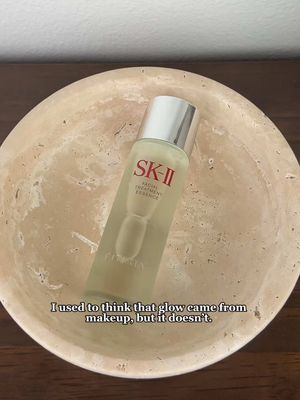 #skiipaidpartner learning that real glow starts with your skin, not makeup. ever since adding the SK-II Facial Treatment Essence into my routine, my skin feels smoother, more hydrated, and just overall healthier. it’s all because of their exclusive ingredient, PITERA™ ✨ @SK-II #skiiessence 