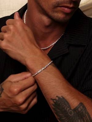 Sleek, stylish, and high-quality bracelets that are designed to look great and last forever. The Florence collection is handmade by expert craftsman in Tuscany, Italy. They’re waterproof & sweatproof and feature a fully custom logo tag and clasp design that you won’t find anywhere else.