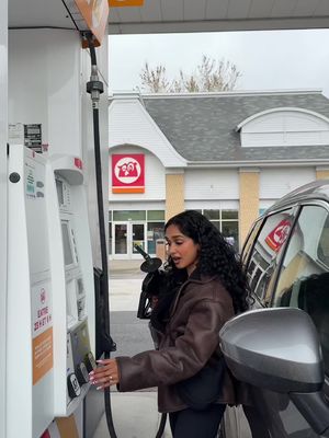 #Ad #Pub Assurez‑vous de passer au @Couche-Tard le 21 mai, entre 15 h et 19 h, pour la Journée Essence en Folie et profiter de 10 cents de rabais par litre. Et les économies ne s’arrêtent pas là 👇 Du 26 mai au 20 juillet, le concours Un été qui carbure prend le relais :  🎉 200 gagnants  🎁 450 $ en carte‑cadeau Couche‑Tard  📅 avec des gagnants choisis chaque semaine! #CoucheTardQC #JournéeCoucheTard #PartenaireCoucheTard