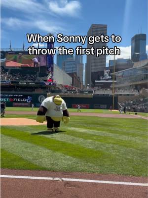 We 💛 sports! Thanks @Minnesota Twins ⚾️ #baseball #firstpitch #twins #minnesota