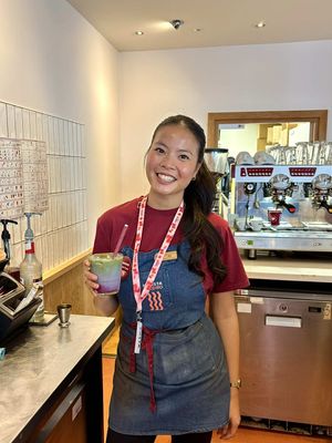Everyone sees the cute latte art, but nobody sees the ‘10 pints of milk carried in one hand’ move. Here’s Ash showing how it’s done ✨