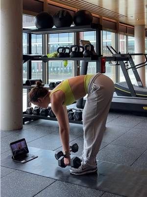 Testing at home workouts !!! Using @Spotify new fitness hub which is actually insane in the best way. #workout #fitness #spotifypartner 