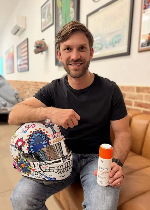 Tengo una gran noticia antes del domingo! I’m proud to announce my partnership with @DS Laboratories, maker of Revita shampoo — performance haircare built for those who demand the best from themselves. 600 millas este domingo en la Coca-Cola 600. Nos vemos en la pista! 👊🏽🏁 