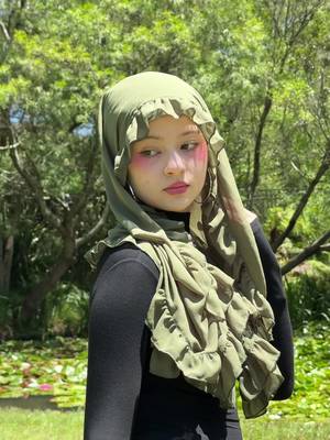 Taking physical damage from my groundbreaking @MT Curly Hijab? I highly recommend the lemon trick I mentioned in the video, at least then you'll have a real reason to be crying  ദ്ദി(｡•̀ ,<)~✩‧₊ #curlyhijab #viral #fashion #tutorial #modestfashion 