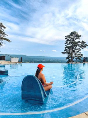 Cloudland at McLemore is one of the most beautiful resorts in North Georgia. ⛰️✨ Located on Lookout Mountain, just 2 hours from Atlanta and 30 minutes south of Chattanooga, this mountain-top resort offers panoramic views, an infinity pool, championship golf, multiple restaurants, a spa, and unforgettable sunsets. We spent the weekend enjoying the new Scottish-French inspired menu at Auld Alliance, relaxing poolside, exploring the golf course, and soaking in the mountain views. We loved it so much that we've already booked another stay. @staycloudland @hilton  #cloudlandatmclemore #lookoutmountain #georgia #resort #familytravel 