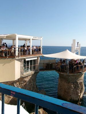 I’m SO sorry to say this restaurant was worth all of the social media hype 😭 We booked reservations weeks out at @Le Plongeoir and were very surprised! The view is 1000/10, the food was great, and the service was amazing! The blankets were a great touch when it gets windy by the water 🤍 During peak season I’d highly recommend a resy! We went early at 4:30pm and it was still magical 🫶🏻 #leplongeoirrestaurant #leplongeoirnice #nicefrance #southoffrance #nicefrancerestaurants 