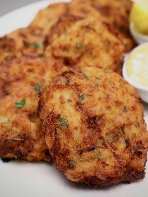 Creole codfish cakes don’t get talked about much, which is exactly why most people overlook them. This dish starts with salted cod. Fish preserved for long ocean journeys, carried through Atlantic trade routes into port cities like New Orleans, where French, African, and Caribbean foodways were already blending in everyday kitchens.  It was everyday cooking meant to stretch ingredients and feed people Versions of this exist across the Caribbean. A true example of  how connected our cultures are. And the reason you don’t hear about it? It never left home kitchens. Have you ever heard of this dish, and if not, would you give this a try? This recipe can be found on my website in my bio. #risascuisine #saltfish #neworleans