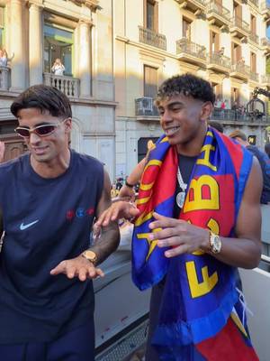You can tell they’ve got that Friday feeling 🕺✨ #fcbarcelona #barçaontiktok @Lamine Yamal 