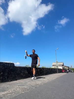 Save this move for your next video Phone gimbal: ZHIYUN Smooth Q5 Ultra  🎥: matt_tin #zhiyun #zhiyuntech #creative #behindthescenes #smoothq5ultra