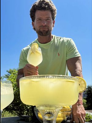 Italian Summer in a Glass 🇮🇹 If you love fresh lemons this is for you! 🍋 Are you team Aperol or Limoncello Spritz? 🍹 Limoncello Spritz Pitcher: 1 bottle (24 oz) Prosecco, chilled 16 oz Limoncello 8 oz Sparkling water Fresh lemon slices Ice  #spritz #lemon #fyp 