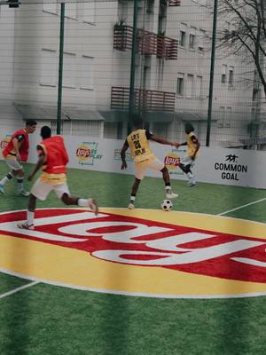 A Lay’s está levando o futebol para mais comunidades, desta vez para Lisboa, em Portugal 🙌 Com o campo RePlay da Flamenga, as comunidades locais agora têm um espaço de qualidade para jogar, desenvolver o esporte e dar mais visibilidade e oportunidades para a próxima geração. Além disso, alguns moradores sortudos terão a chance de viver a experiência da Copa do Mundo FIFA 2026™️ 🏆@Lay’s Football 