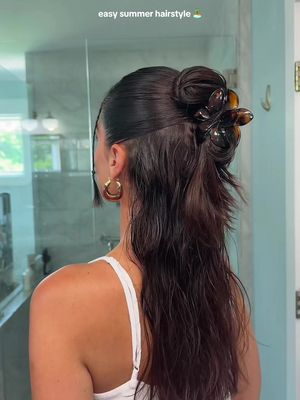 the perfect pool/beach day hairstyle 🏝️ #halfuphalfdown #halfuphalfdownhairstyle #summerhairstyles #summerhair #hairstyle 