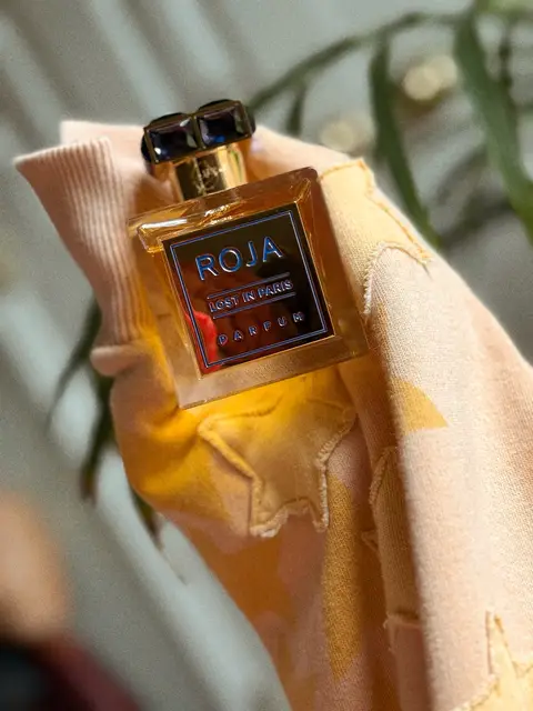I have been struggling to end my blind-buying spree so in an effort to turn my life around and start appreciating the GEMS in my *own* collection, here is a beauty I got at a RIDICULOUS discount (thank you @Jomashop Inc idk how that price was possible) a couple months back and canNOT stop sniffing. ❤️ @ROJA London Lost in Paris ❤️ The season for a heavy gourmand like this is definitely fall/winter, but even though it’s not a daily wear for me right now, it lives on my nightstand and I sniff it morning noon and night. The fragrance is a delicious adventure..for me it is a buttery, slightly sweetened croissant topped with candied orange peel, anchored by a slightly spicy, woody ambery base. I just can’t get enough of it. And the bottle is utter luxury. I just hold it for fun and play with the sparkly crystal heavy cap. This one is an experience from every angle and I am just obsessed. Do you keep bottles nearby strictly for sniffing/holding purposes? Tell me about ittttt!! #fragtok #perfumetok #perfumetiktok #fragrancetiktok 