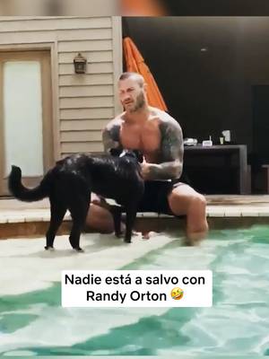 ¡RKO DE LA NADA! Ni su familia está a salvo de la víbora 🐍 #NetflixDeportes #RKO #WWE #RandyOrton (🎥: @randyorton)