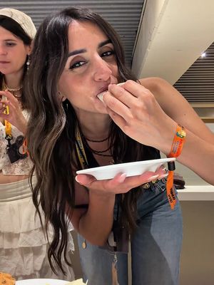 Todo lo que comimos @Laura Garat y yo en el VIP Lounge del primer concierto de @Bad Bunny en España 2026 ❤️‍🔥 #badbunny #concierto #comida #probando #food 
