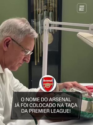 O NOME DO ARSENAL JÁ ESTÁ NA TAÇA! Campeão da Premier League com uma rodada de antecedência, o Arsenal receberá o troféu neste domingo (24) após o jogo contra o Crystal Palace, mas o nome da equipe londrina já está gravado na taça! ASSISTA a última rodada da Premier League pela ESPN no Plano Premium do #DisneyPlus! #PremierLeagueNaESPN #PL #Arsenal