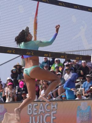 Backwards pokey perfection. 😮‍💨 Victoria Lopes tracks down the pass and drops the backwards pokey winner in the Huntington Beach Open semifinal. #AVPBeach #BeachVolleyball