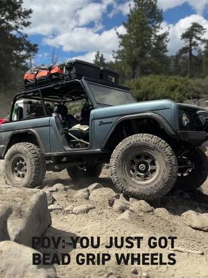Off-roading is a lot more fun when you’re not worrying about debeading a tire 🤝 Send this to someone who needs wheels with our Bead Grip technology 👀 #MethodRaceWheels #BeadGripWheels #Offroading